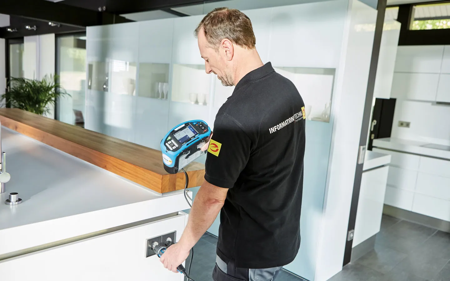 E-CHECK - Mitarbeiter prüft die Steckdosen in der Küche · Elektro Roth