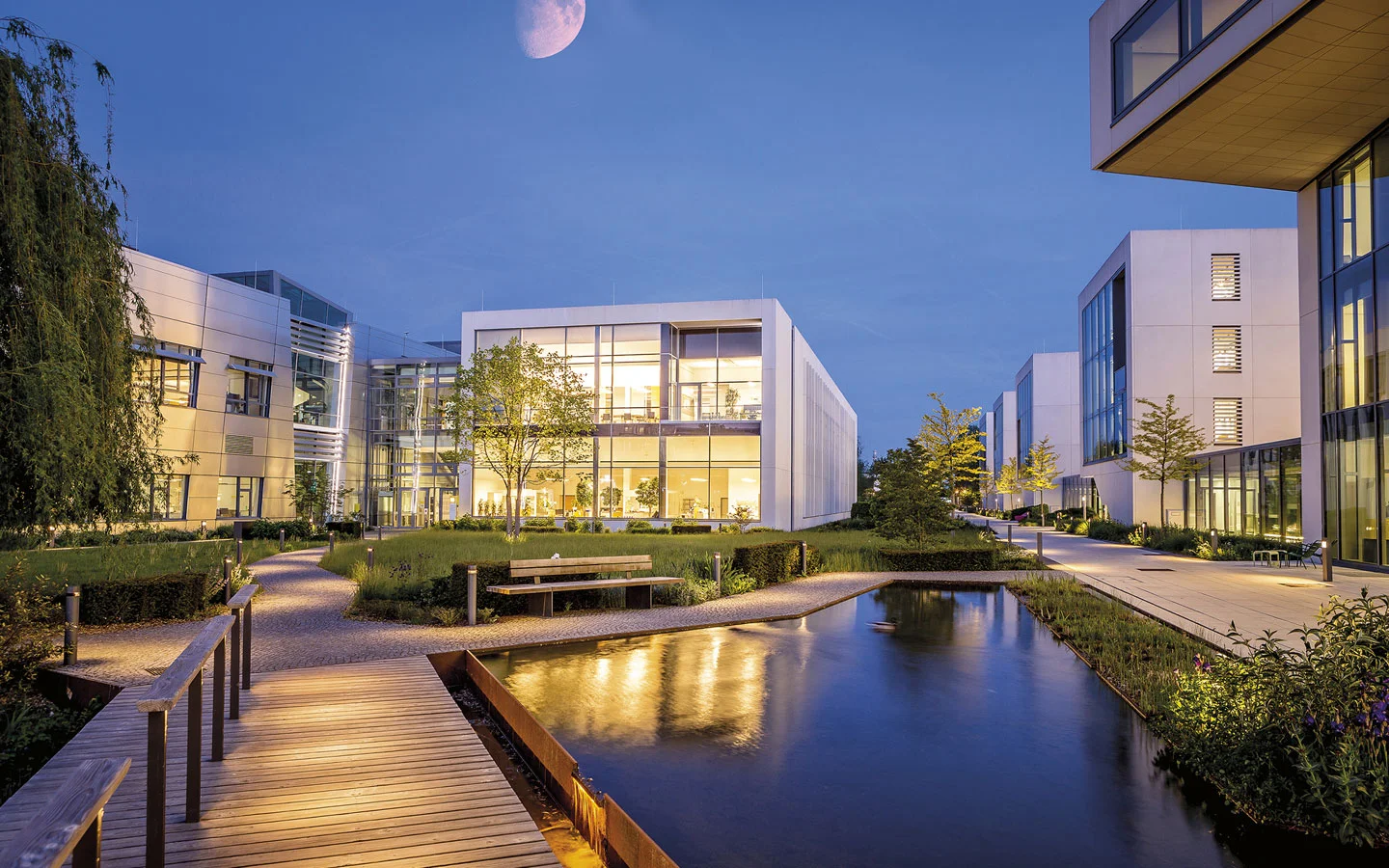 E-CHECK - Blick auf einige beleuchtete Gebäude am Abend · Elektro Roth